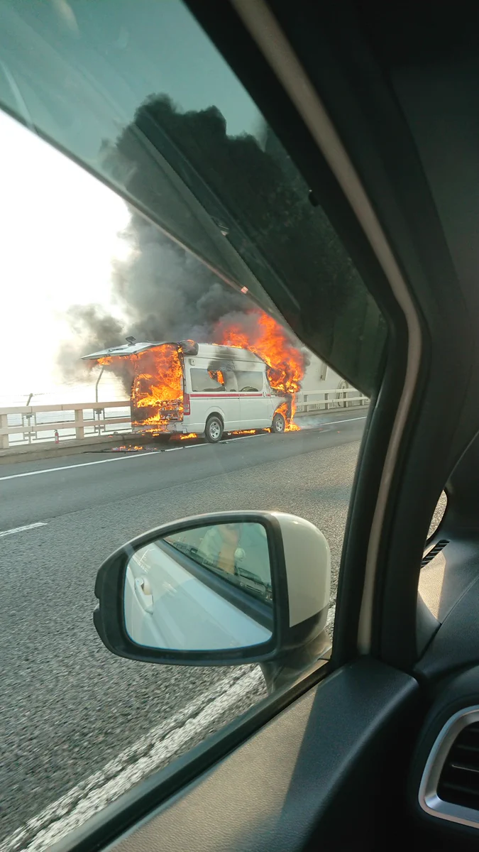 事故！？救急車が高速道路で燃えている！？高速道路で何があったのか…