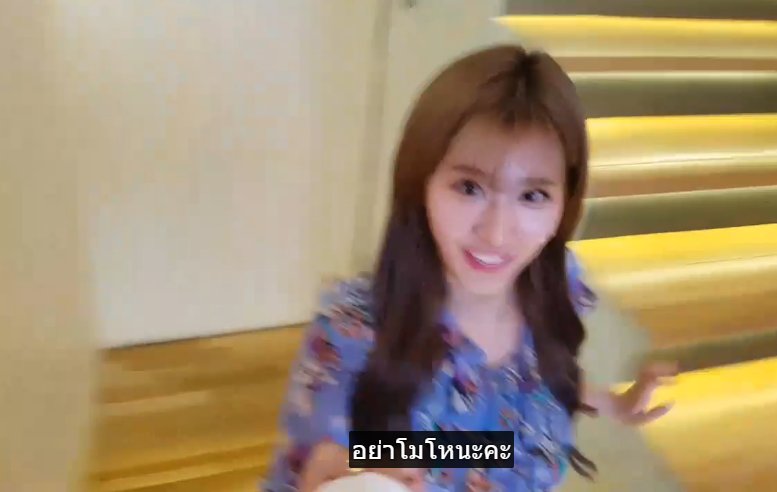 Plz__x's tweet photo. @bo_o456 รายการเหมือนจะรู้นะครับว่าซานะควรถ่ายคนเดียว มีแฟนคลับหวงซะขนาดนั้นแค่ใน vlive เดินขึ้นบันไดจ��บมือเมเน ผญ ยังต้องรีบบอกก่อนเลยครับฮ่าๆ https://t.co/VtA3mdSHmn