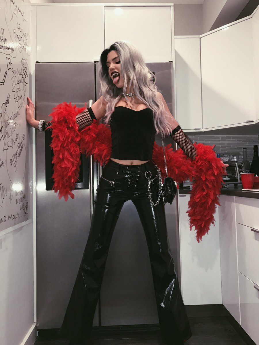 AlissaViolet's tweet photo. I bite🌹 https://t.co/gBGZBnAmel