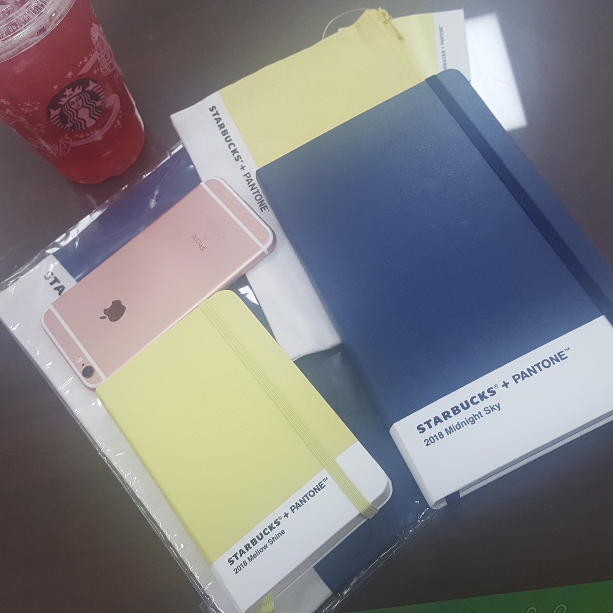 suika244's tweet photo. 오늘까지 교환하면 다이어리가 두권!
#Starbucks #2017Diary https://t.co/lFsaGS5NbL