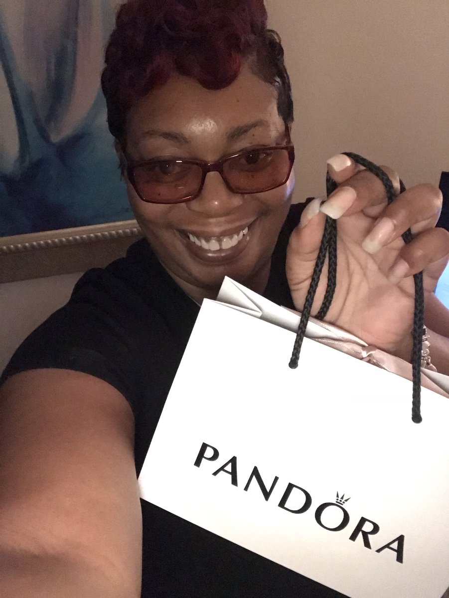 MzToyzTweetz's tweet photo. Gift to myself for my 49th courtesy of @PANDORA_NA #OpenBangle #ILoveToShopCharm https://t.co/qz6J67uAxv