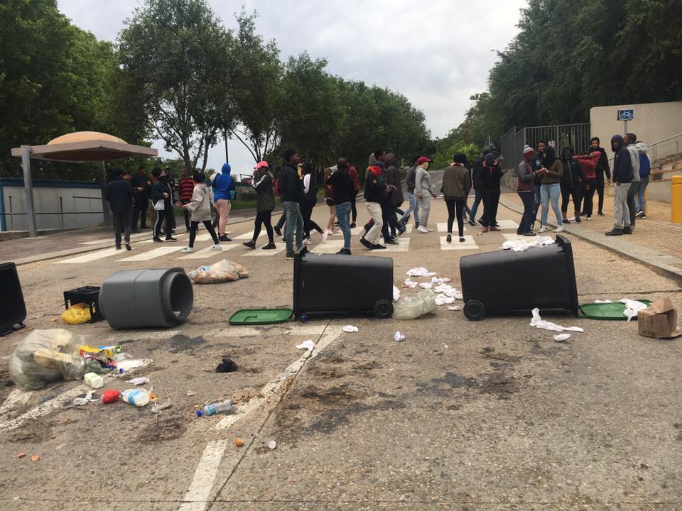 VernacNews's tweet photo. UCT Lower Campus right now. Sele befikile oonogada be Tsu Protection Services. #UCTShutDown (Pics: UCT Fees Must Fall) https://t.co/Df4mBLXKh7