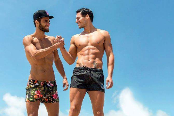 два мужчины на пляже. снял парня на пляже. занятие любовью на пляже. Dmitry averyanov dylan rosser. пляж море люди.