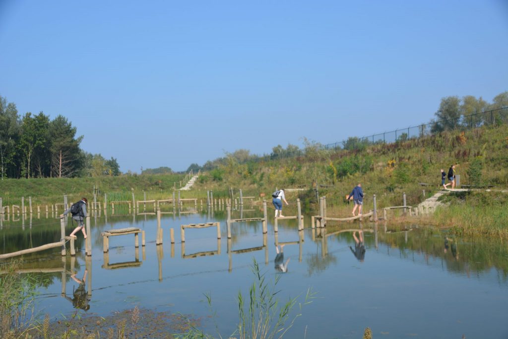 Boerplay's tweet image. Voeten droog houden boven een waterbuffer.  Een mooie uitdaging voor bezoekers én ontwerpers/ uitvoerders. boerplay.com/project/overst…