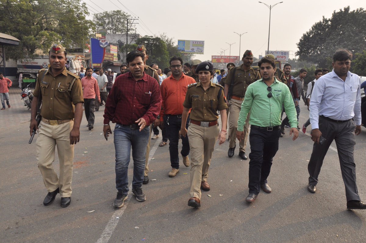 meerutpolice's tweet photo. वरिष्ठ पुलिस अधीक्षक मेरठ महोदया, थाना लालकुर्ती क्षेत्र में पैदल गस्त/वाहनों की चैकिंग/अतिक्रमण हटवाते हुए #uppolice https://t.co/aXbnSeiqK6