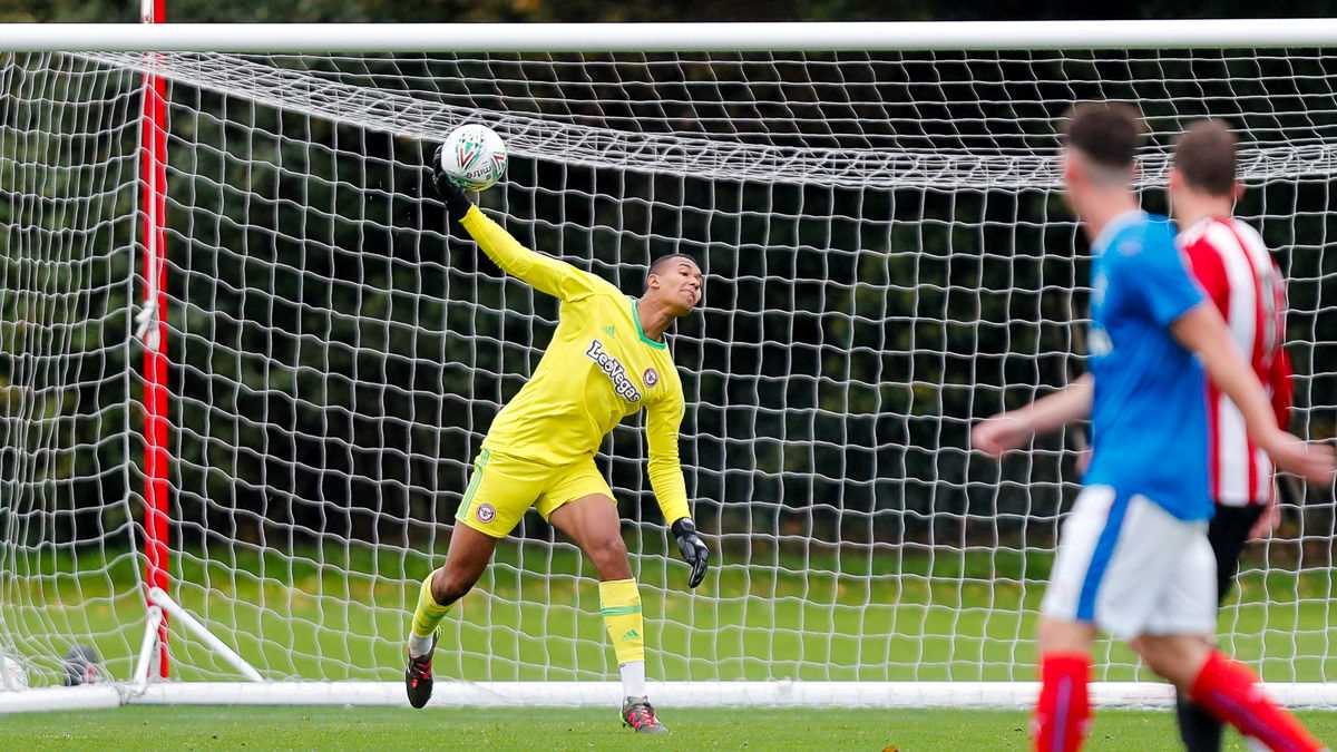 BrentfordFC's tweet photo. 🏴󠁧󠁢󠁥󠁮󠁧󠁿  Congratulations to @ellerybalcombe_ who has been called up to Paul Simpson's @England Under-19 squad. 

👉 https://t.co/Hcmb40lOM2 https://t.co/bTuzUaMjSK