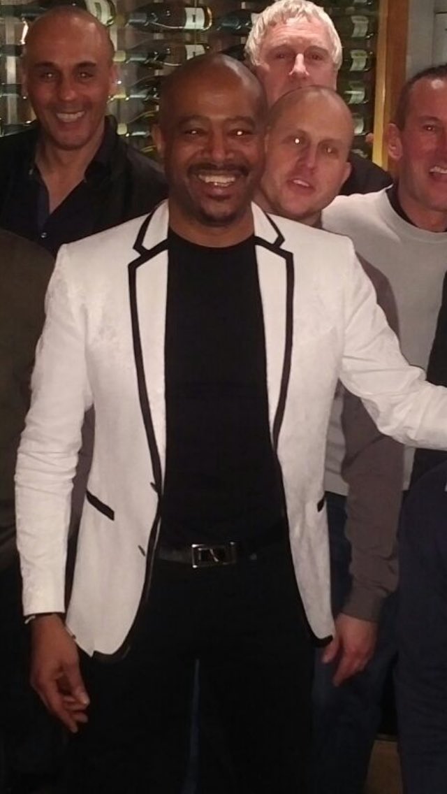 BurtonJoyceFC1's tweet photo. Who wore it best?
🔁 - Paul James
❤️ - Floyd Mayweather https://t.co/UXBO475w4l