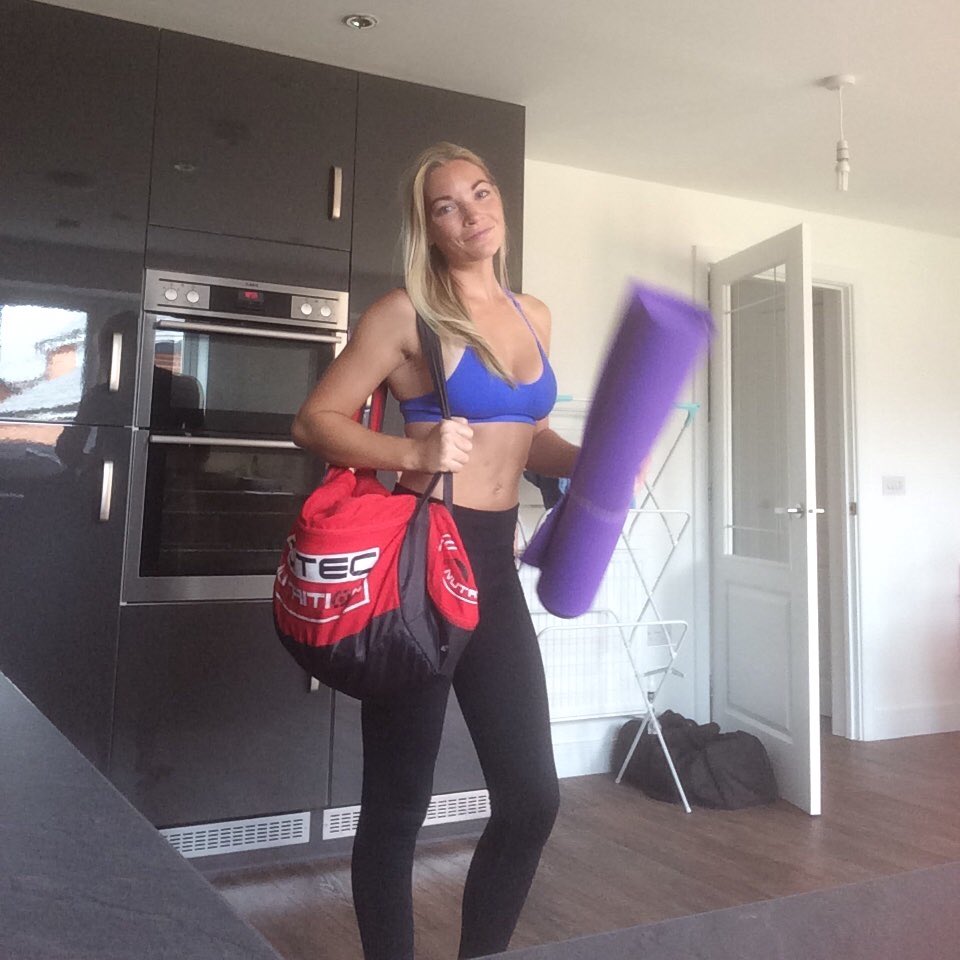 1rethatsme's tweet photo. Day 3✨✨
Mat ready☮️BCAA’S ready (to help stop those #yogadomes😅💪)
@TeamScitec #fitfam #yogagainz #scitec https://t.co/hpefEOwGn7
