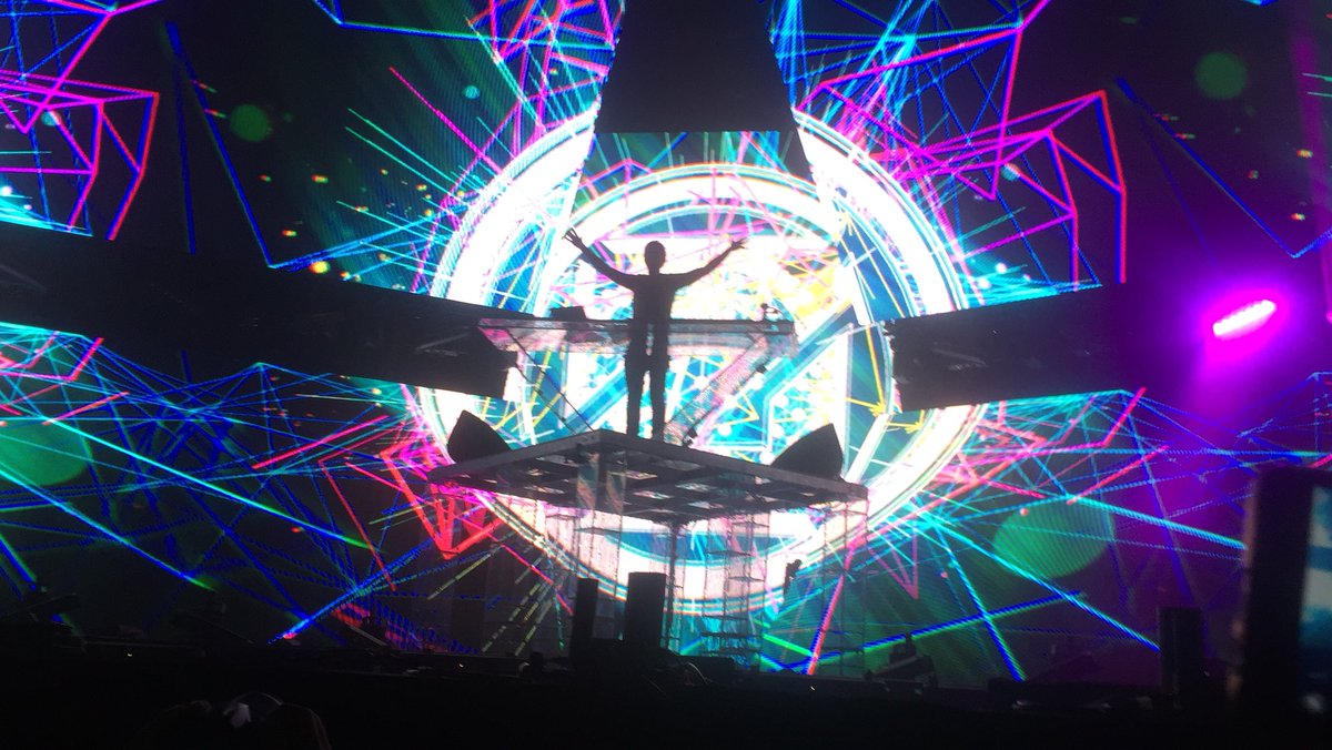 ZeddMexico's tweet photo. Thanks for this incredible night @Zedd 🙌🏻 BEST SHOW EVER!!! Everything is dope. We love you❤️ https://t.co/1S1ew0hvvs