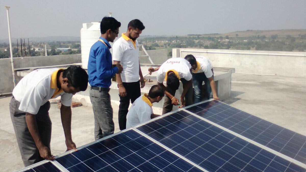 SkillsRoot's tweet photo. Practical Training for #PMKVY Trainees at Chhindwara @dpradhanbjp @AnantkumarH @MSDESkillIndia @RajeshAgrawal94 @NSDCINDIA @sscgreenjobs https://t.co/q1iJWmGgHs