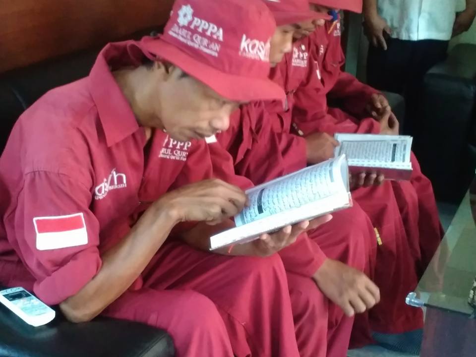 Daarul_Quran's tweet photo. Kegiataan rutin membaca surat Al Waqiah & berdoa bersama Tim Kasih (KAMPUNG BERSIH), sebelum melaksanakan aktifitas.
#KASIH
#alwaqiah
#daqu https://t.co/h0E8jqKOcv