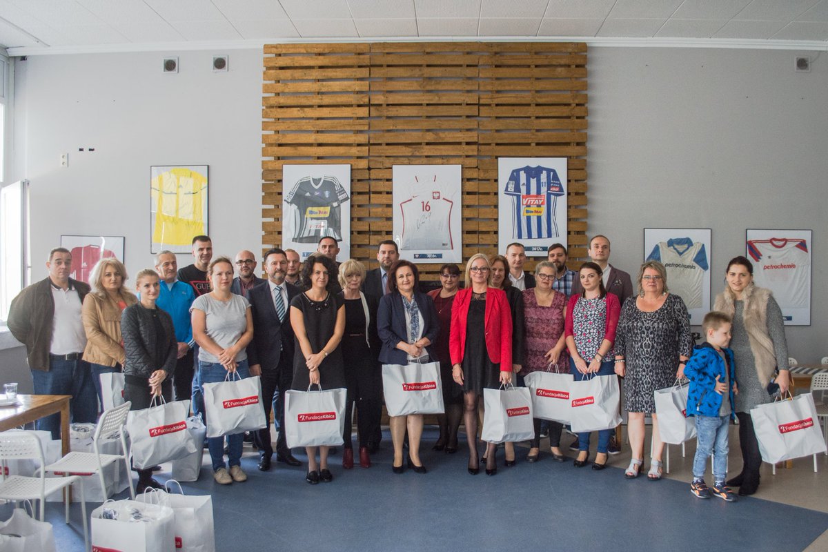 Niedawno zakończyła się akcja w Płocku! W zabawie wzięły udział 73 szkoły, zebrano 20 tys. głosów, a nagrody zgarnęły 23 placówki 😊 ⚽️