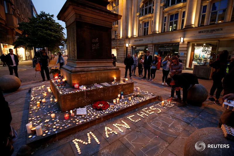 Reuters's tweet photo. British police issue arrest warrant for brother of Manchester suicide bomber, seek extradition from Libya https://t.co/tCSxzHYWI5 https://t.co/lKbOcAxrcW
