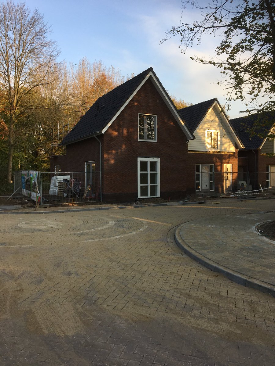 BAMGroep_NL's tweet photo. RT @GerwenP Samenwerken van de bedrijven #BAM. Bijna opleveren @BAMWonen @inspiringspace @BAMWegenZW @bammaterieel #schijndel #debuitenhagen https://t.co/n8RfoF8zOD