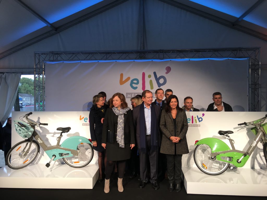 Un peu de couleur dans #Paris :) #Vert ou #bleu (doté d'une #AssistanceElectrique), le #Vélib' n'est plus gris ! 🚲 👉 ow.ly/NtlP30g8W1R