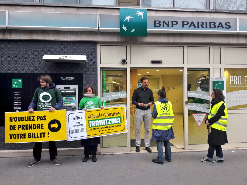 ActionJusClim75's tweet photo. À Paris, des militants offrent un ticket de cinéma géant aux employés de la BNP. Leur message ? #EvadezVousAvec @irrintzina_film 🌍 https://t.co/NurMZ3IRre