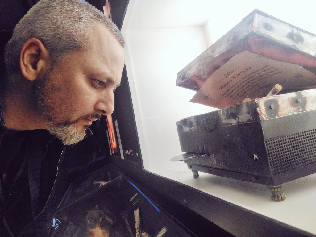 consollection's tweet photo. J'ai les crocs ! Je la veux cette console #XboxOne custom ๐ฑ
#FocusPGW #JMIF #VAMPYR https://t.co/kQeqpg5rfk
