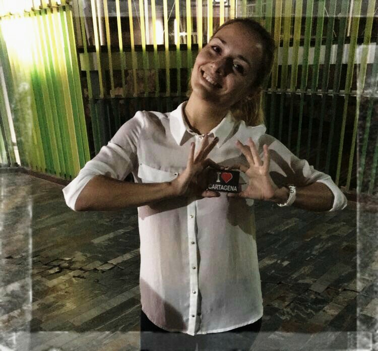 IuliaNeculaTT's tweet photo. Aunque la vida me lleva hacia otros lugares, siempre tendras un sitio especial en mi corazon! Gracias #España! 🏓🐕📚💃❤️ https://t.co/vu2nU2ofvQ