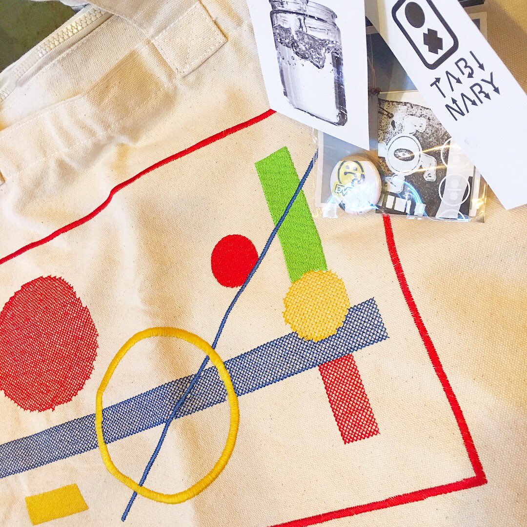 DOMA_YORIKO's tweet photo. TABINARY🆕Abstract Embroidery BAG
生成り/4×62cm
缶バッジ・ステッカー付き
新作「抽象的な刺繍」バッグ入荷
マチ無しですがサイズはかなり大きめ
中にポケットと開閉部にはジッパー付き
しっかりした帆布生地で 手提げにもショルダーにもなるタイプなので旅行鞄としても最適
#TABINARY
#DOMA https://t.co/2dV06CrtC6