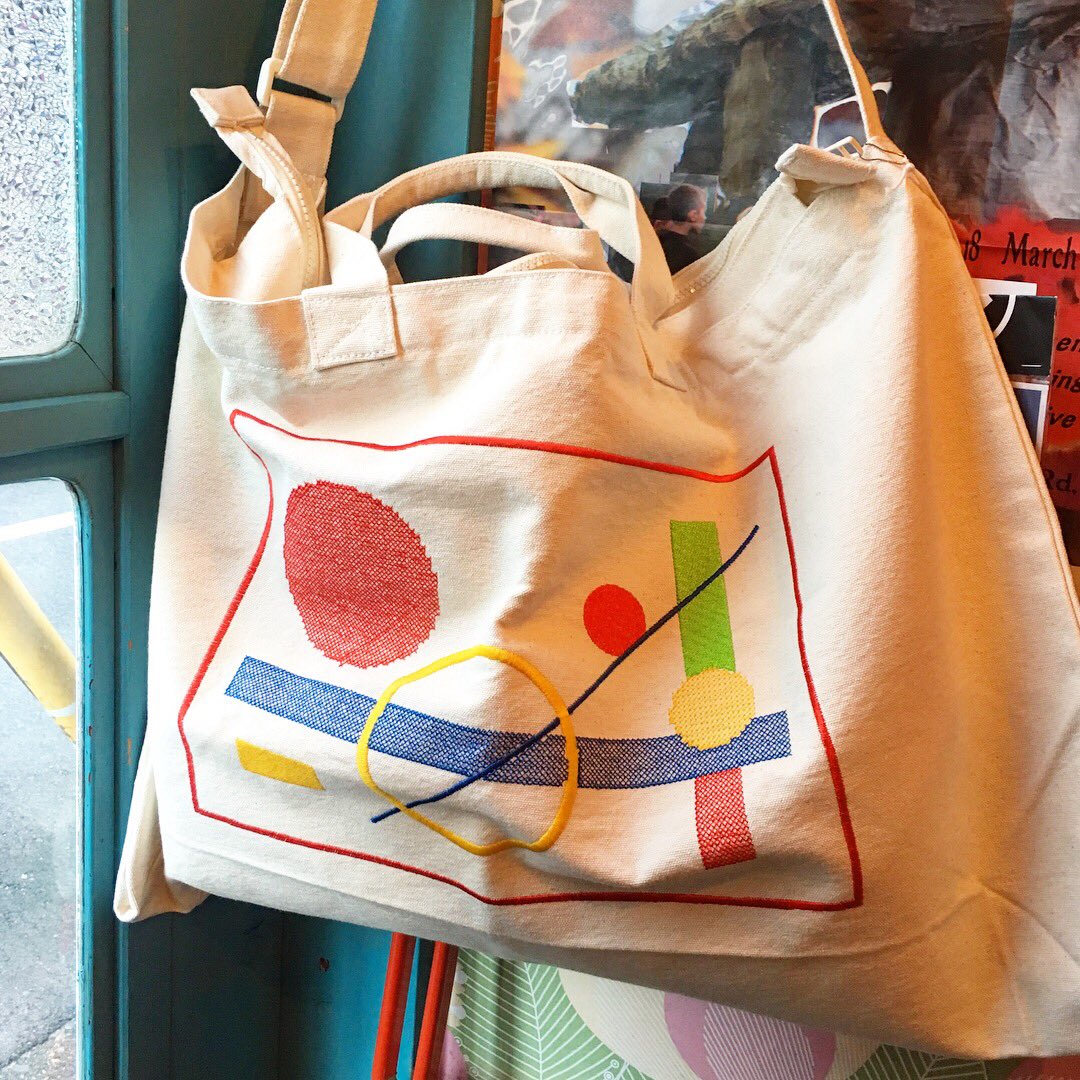 DOMA_YORIKO's tweet photo. TABINARY🆕Abstract Embroidery BAG
生成り/4×62cm
缶バッジ・ステッカー付き
新作「抽象的な刺繍」バッグ入荷
マチ無しですがサイズはかなり大きめ
中にポケットと開閉部にはジッパー付き
しっかりした帆布生地で 手提げにもショルダーにもなるタイプなので旅行鞄としても最適
#TABINARY
#DOMA https://t.co/2dV06CrtC6