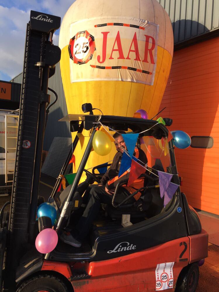 BMNDokkum's tweet photo. Trots op onze collega Jelke de Roos die nu al 25 jaar de kleuren van #NVB @BMNDokkum verdedigd! @BMN_Nederland #jubileum #25thanniversary https://t.co/lpM7x3gvnZ