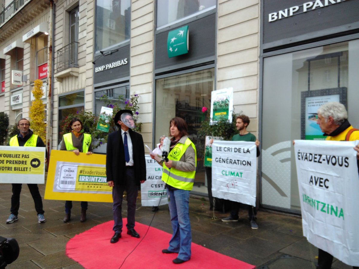 gignv44's tweet photo. Pourquoi les chaises de la BNP ont-elles été réquisitionnées ? #EvadezVousAvec @AnvCop21 et @44Attac RV au cinéma pour voir Irrintzina https://t.co/BSFK00nJRf