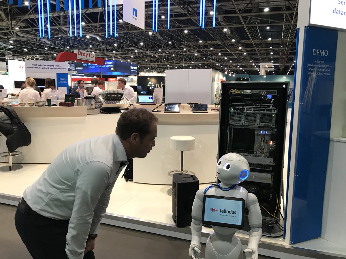 jvulto's tweet photo. Kennismaken met #Pepper, #robot bij @Telindus_NL ? Kom voor een meet &amp; greet naar stand 01.A024 op de #DataEnCloudExpo2017! https://t.co/fbmWVKO08x