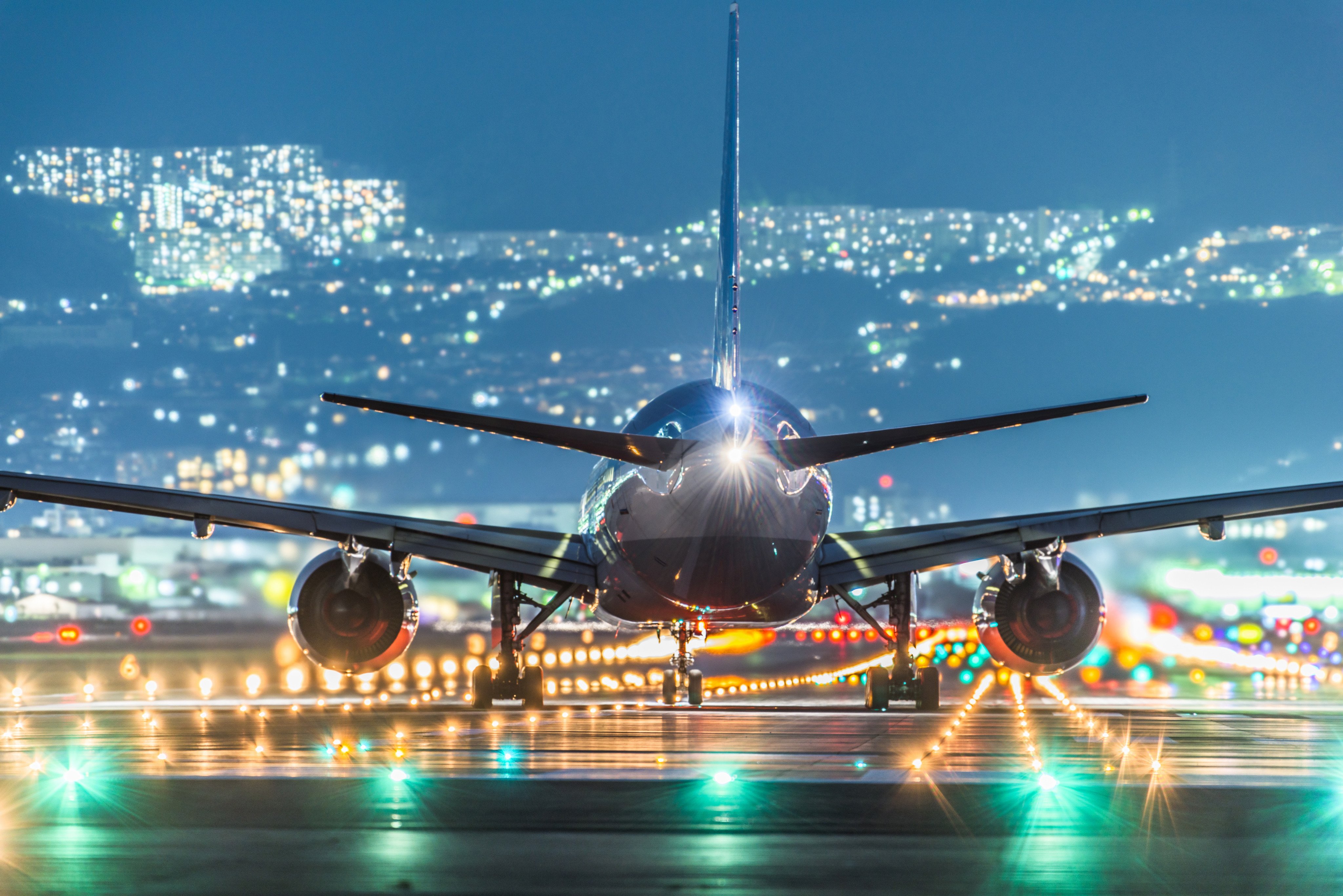関西電力グループ Pa Twitter 大阪国際空港 伊丹空港 の夜景をご紹介 離着陸する飛行機を間近に望むスポットで 数あるビュースポットの中でも 特に迫力のすばらしさで有名です 夕刻から夜にかけて 飛行機と誘導灯などの灯りが美しく輝きます 夜景 飛行機