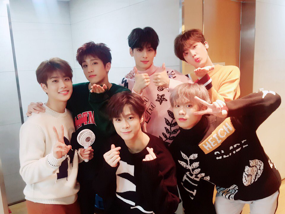 [#아스트로] 잠시 후 6시부터 아스트로가 출연하는 Mnet #엠카운트다운 이 방송됩니다💓 바람처럼 아로하를 만나러 돌아온 아스트로의 무대! 아로하 여러분 모두 놓치지말고 본방사수해주세요‼️