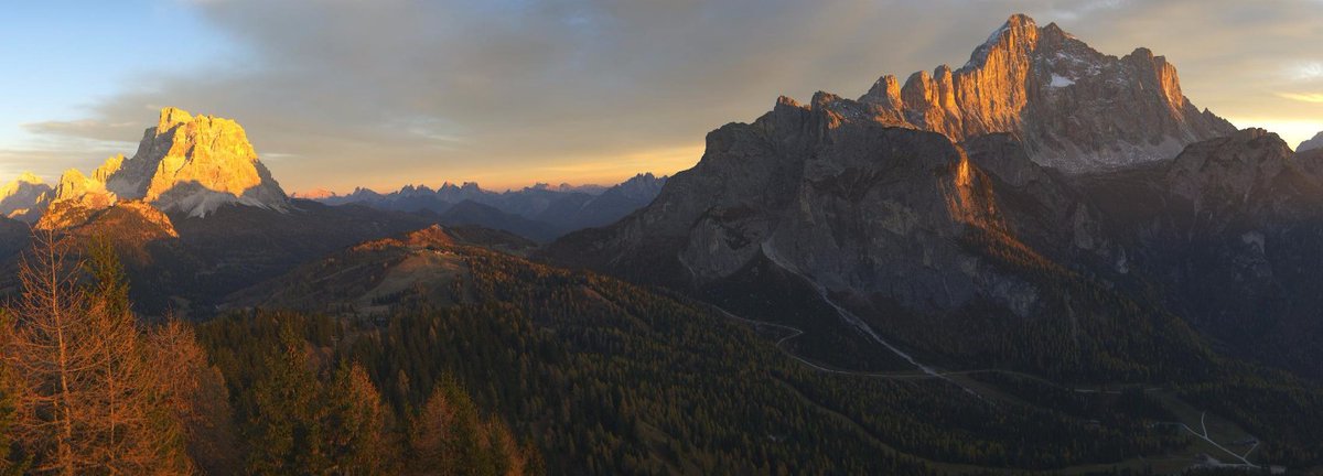 Il #tramonto di sabato sera su Pelmo e Civetta. Noi non vediamo l'ora di vederli ricoperti di #neve e voi?