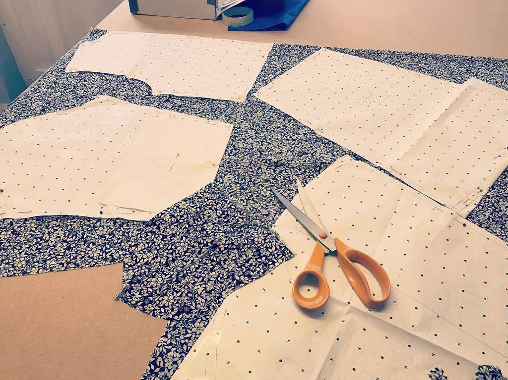 Loving these floral bridesmaids dresses!! 👌🏼#printedbridesmaiddresses #emilyvictoriawhite #designer #dressmaker #patterncutting #bridesmaid…