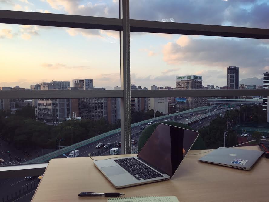 LinkerNetworks's tweet photo. Sunset office hour in Taipei #LinkerNetworks #cornerview https://t.co/vfi8MlPWsi