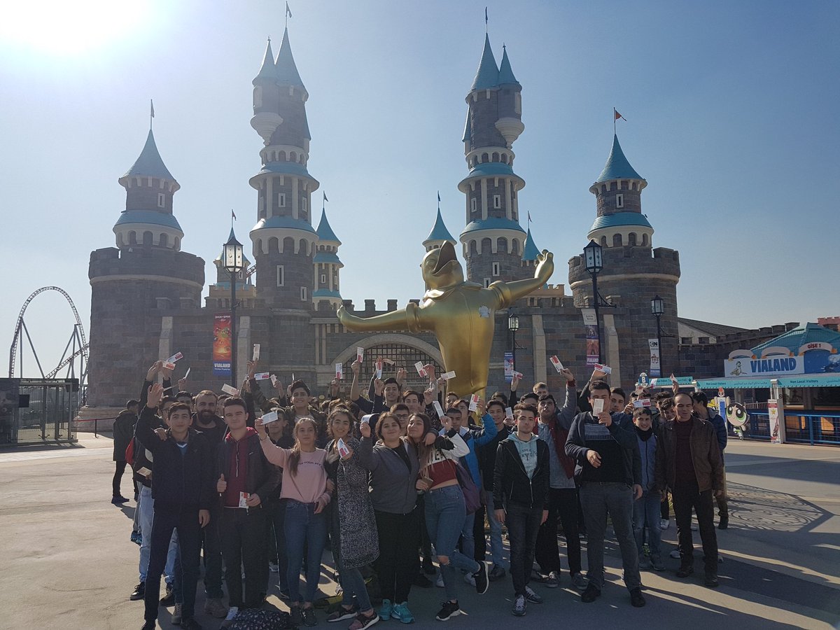 CozumBeyoglu's tweet photo. Galata Mesleki ve Teknik Anadolu Lisesi öğrencileri, Başkanımız @AhmetMisbah Demircan'ın hediyesi ile Vialand Tema Park'ta https://t.co/Z7bqRjhz1M