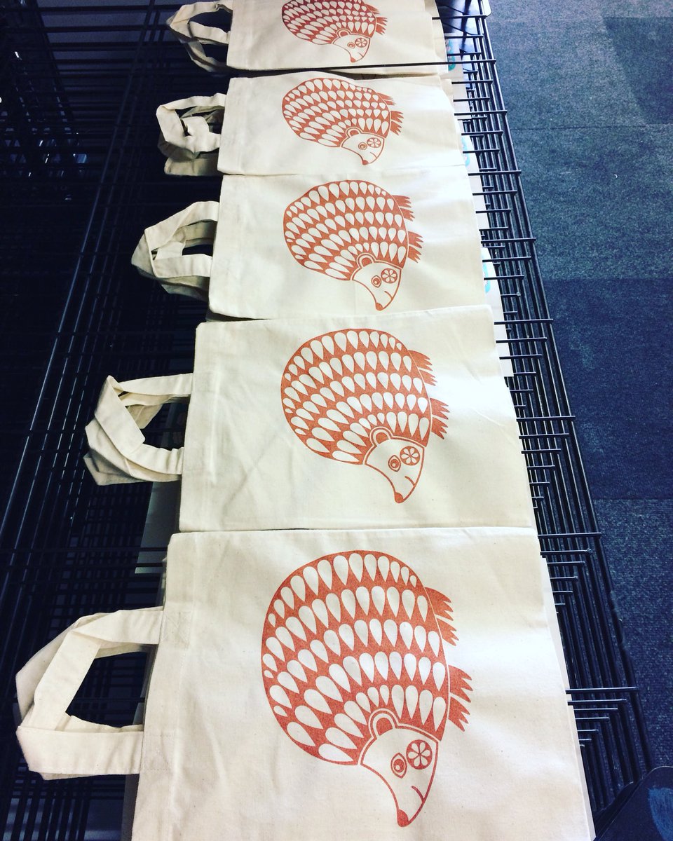 KarolineRerrie's tweet photo. Emergency supplies of #hedgehog #totebags for a weekend of #craft &amp; #printfairs. #screenprinted with #metallicbronze @Permaset #fabricink https://t.co/KmBv1u0E0c