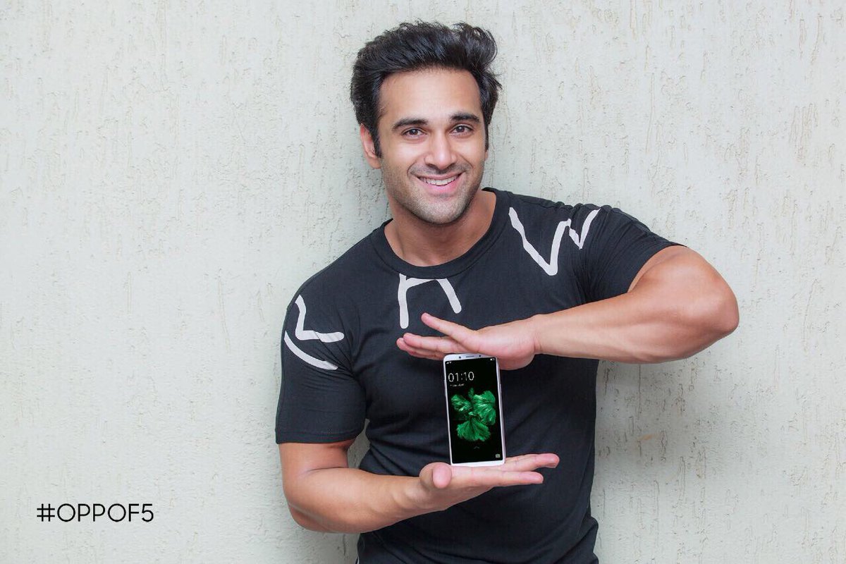 PulkitSamrat's tweet photo. #OPPOF5 has the wide screen I like. Captures everything so u never miss out anything. @oppomobileindia  Know more- https://t.co/1VYfnvQlP7 https://t.co/L74OfEmT04