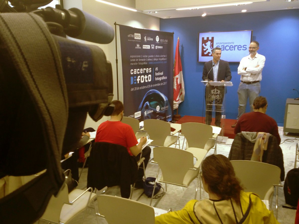 evlum's tweet image. Hoy presentamos a prensa la programación del # festival Cáceres de Foto. Aquí está Francisco ante los leones. #caceresdefoto