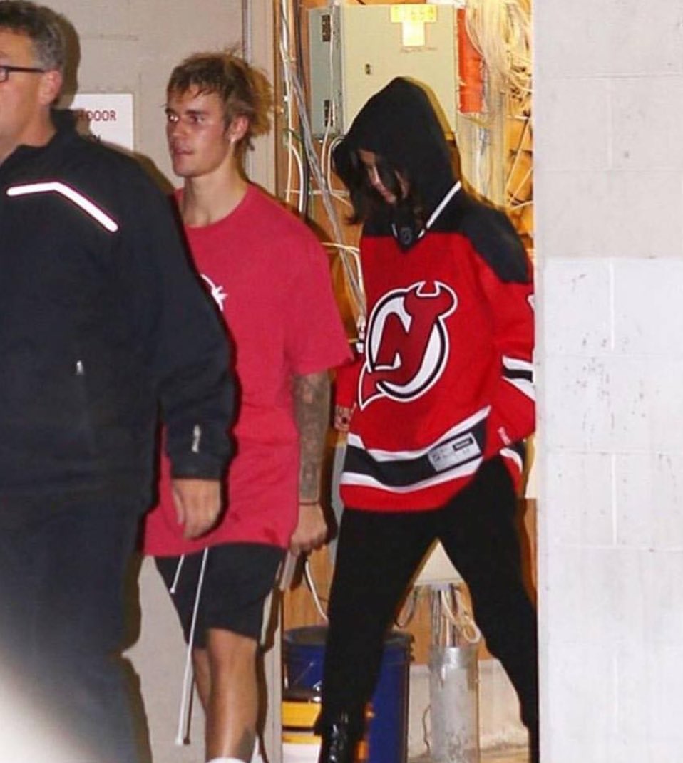 sgftlife's tweet photo. selena went to watch her man play and then they came home together imagine thinking I'm okay agskjdwkkw 😍😭 https://t.co/vPIyEWTNYn