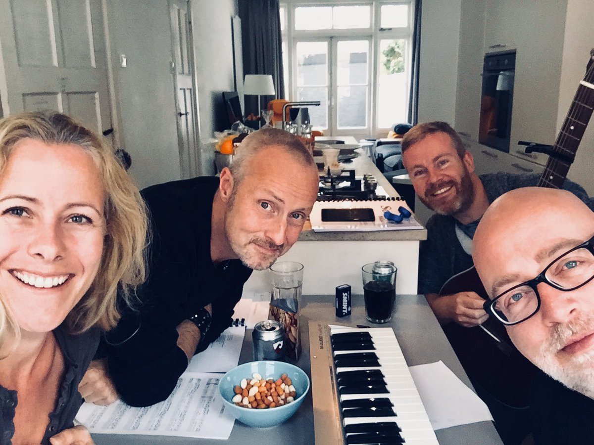 een #MuzikaleRepetitie voor #SoofdeMusical, waar beter dan bij mij thuis, aan de keukentafel 😊