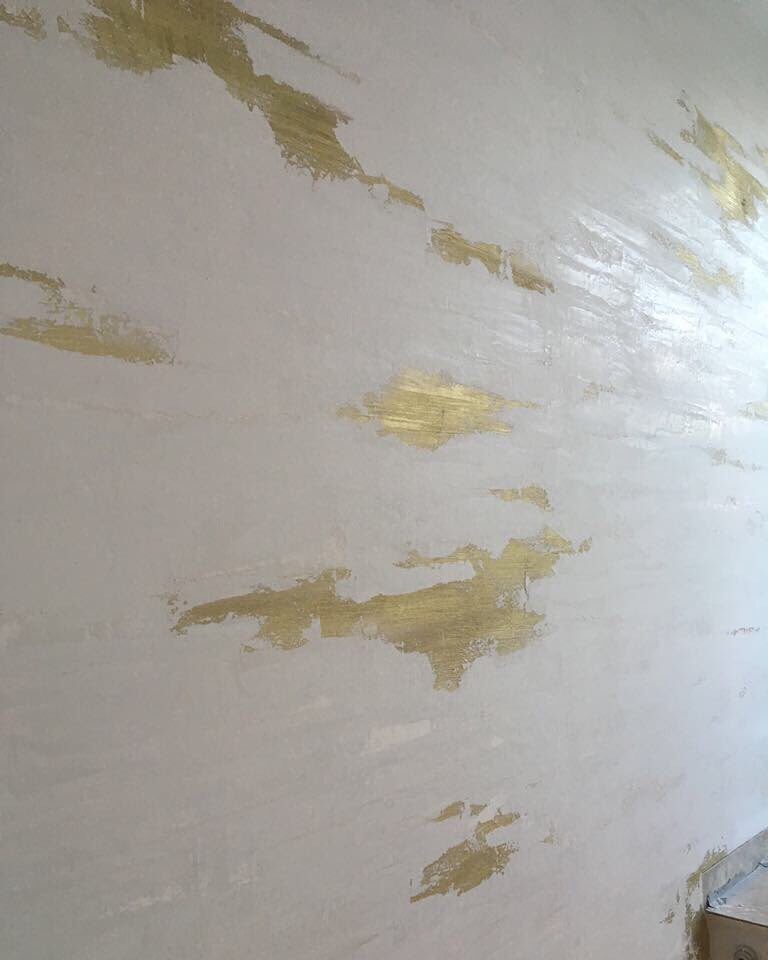 Lightly horizontal #stucco with elements of #Marmorino and #gold, #featurewall #italianplaster #polishedplaster #luxurydesign #interiordecor