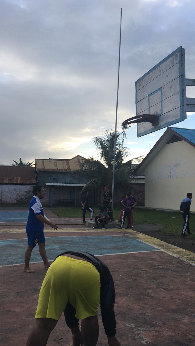 anggiwar's tweet photo. Setelah 3,5thn di tobelo, akhir nya kesampaian juga basketan https://t.co/shKuKdhU2i