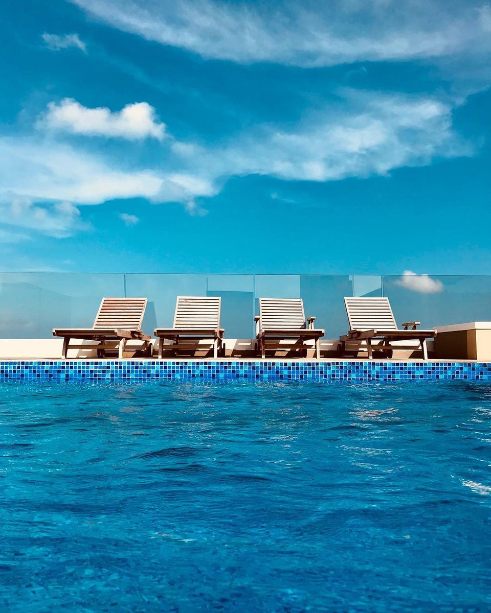 An elevated summer oasis in Maldives 🌊 📷 @eenasx #travel #seasoninfinity #bucketlist #tropics #pool #tropics #vacation #Thulusdhoo