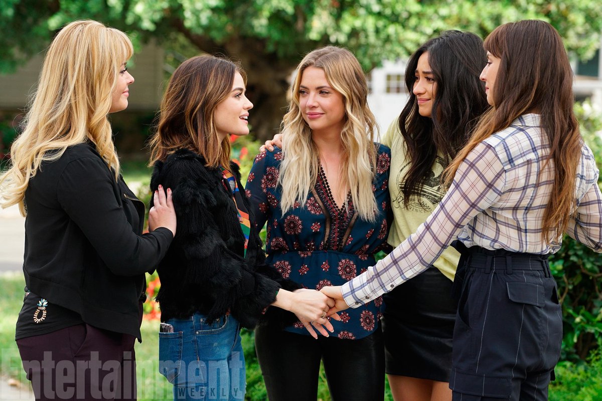 weblittleliars's tweet image. feliz dia de finados, descanse em paz pretty little liars.
