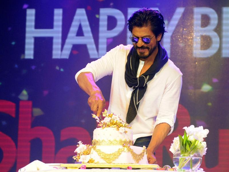 shoumitradevdon's tweet photo. Shah Rukh Khan (@iamsrk) celebrated his #HappyBirthday with family and fans... https://t.co/yFCSg9CXRI