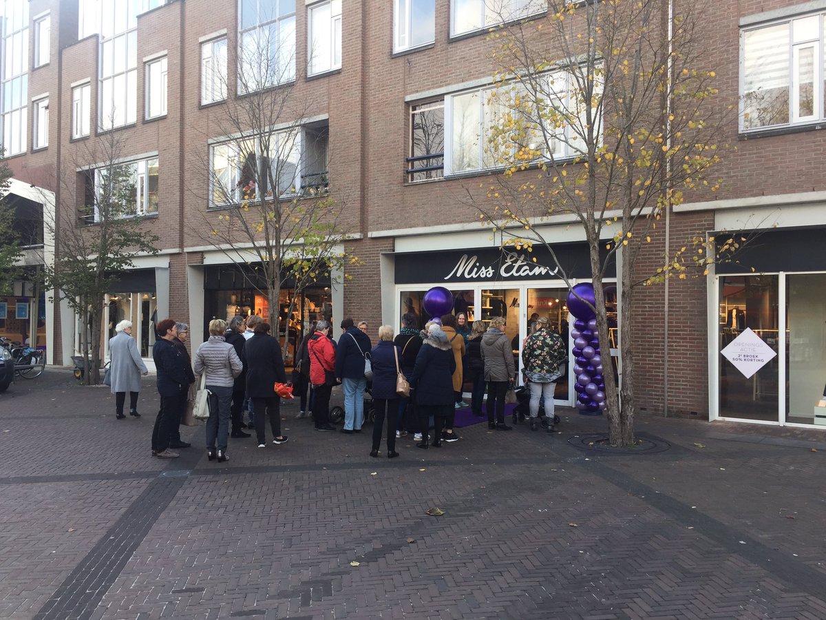 Ook in <a href="/BestCentrum/">Best Centrum</a> staat men in de rij... niet voor een #Primark of #AppleStore maar voor opening van <a href="/missetam/">Miss Etam</a>. #retail #dorps #MissEtam
