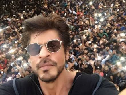 shoumitradevdon's tweet photo. Shah Rukh Khan  (@iamsrk) celebrated his #HappyBirthday with his #Fans. https://t.co/A1PnLGR8X1