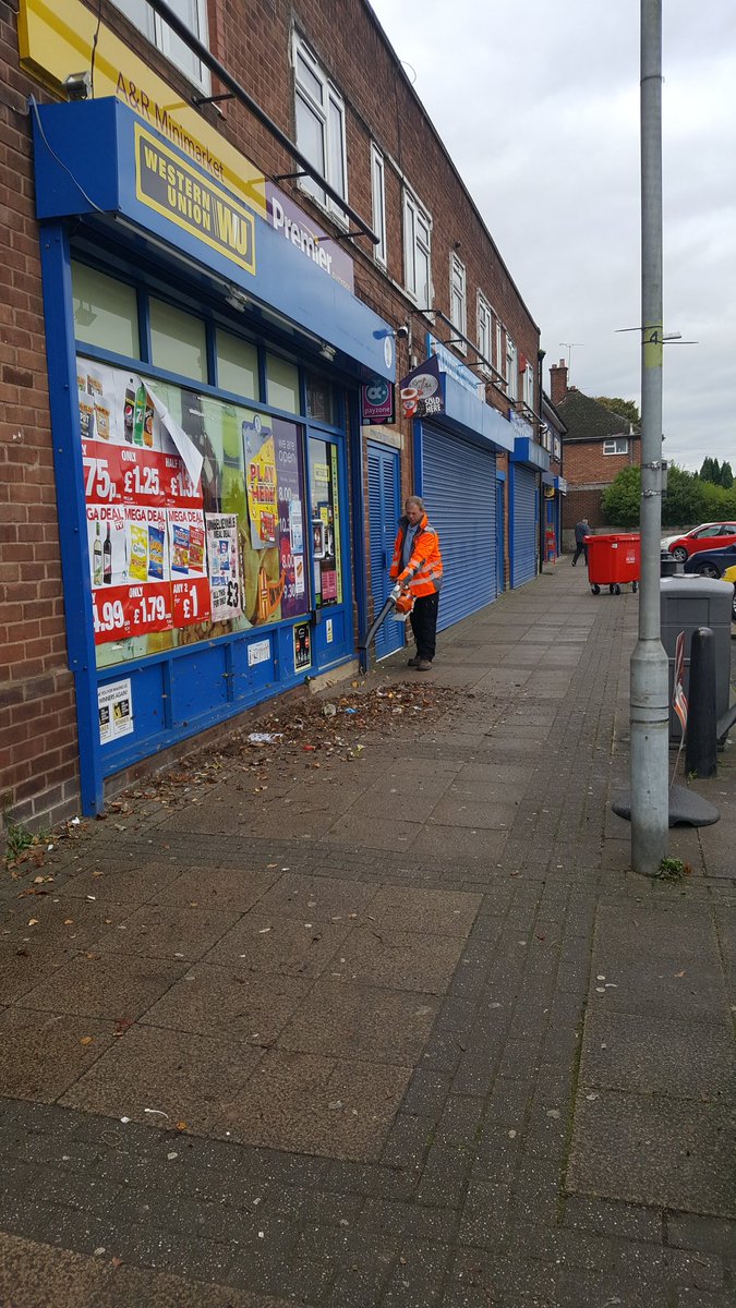 wvht_Gem's tweet photo. Working our way around #Greenbank near the @GreenbankHub  #litterpicking #communityengagement with staff from @weavervale https://t.co/BHhEMHTQxR