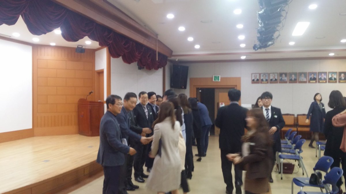 11월 1일 분당구에 신규 공직자 분들 임용장 수여가 있었습니다. 행정, 세무, 보건, 환경, 녹지, 시설 등 다양한 분야에서 활약하실분들입니다.
박상복 분당구청장님께서는 공직에 첫발을 내딛는 신규자분들께 힘찬 응원과 조언을 해주셨습니다.^^ #성남시