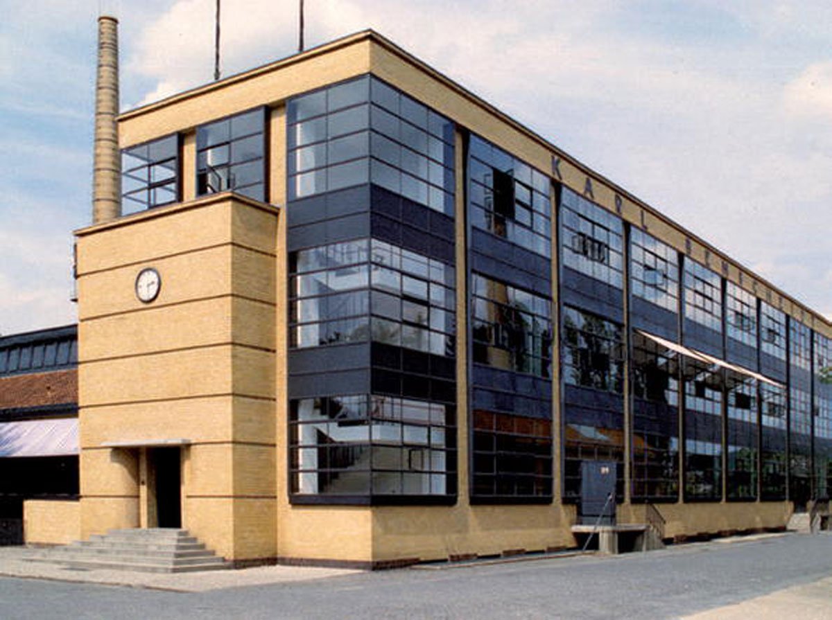 Artenastur's tweet photo. Fagus Werk - Fábrica Fagus, W. Gropius y A. Meyer. Años 1910-1914. Fachada con pilastres de lladriyu y absolutu protagonismu del vidru. https://t.co/rI162PqirD