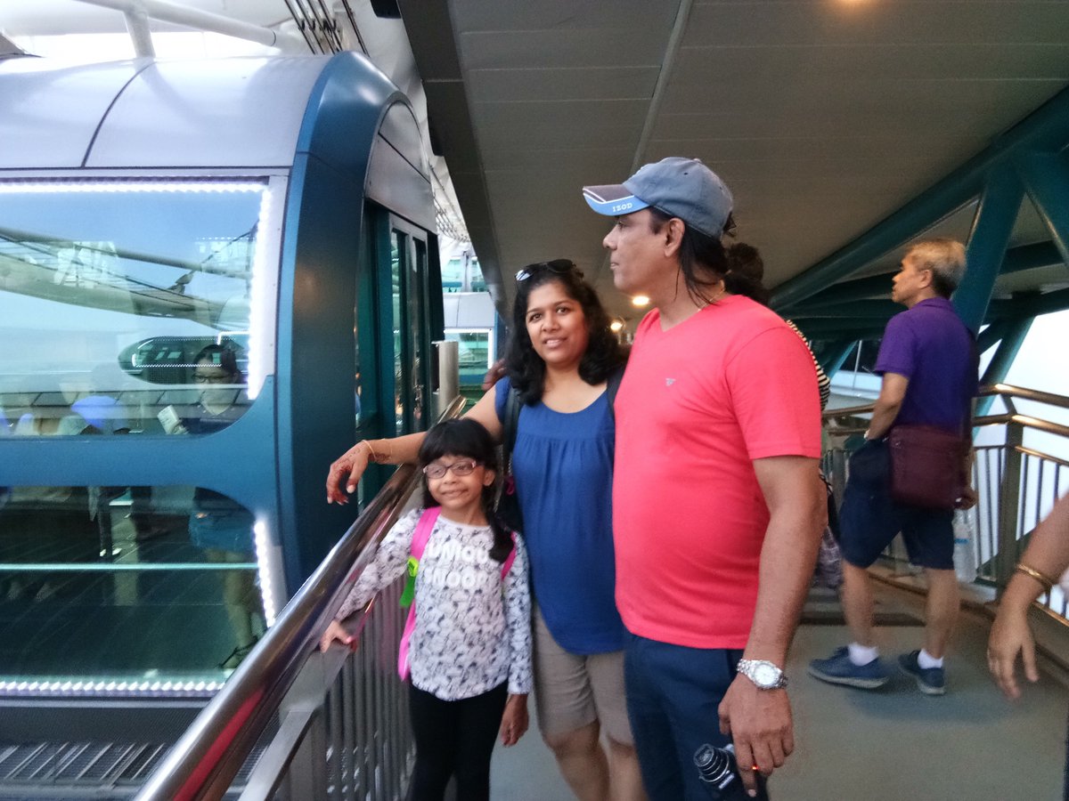 flatsmates's tweet photo. @SMRT_Singapore A person travelling from Bugis to Boon Lay MRT on 23rd October lost his cap. Possible to get back? https://t.co/t6cpRAg1ZZ