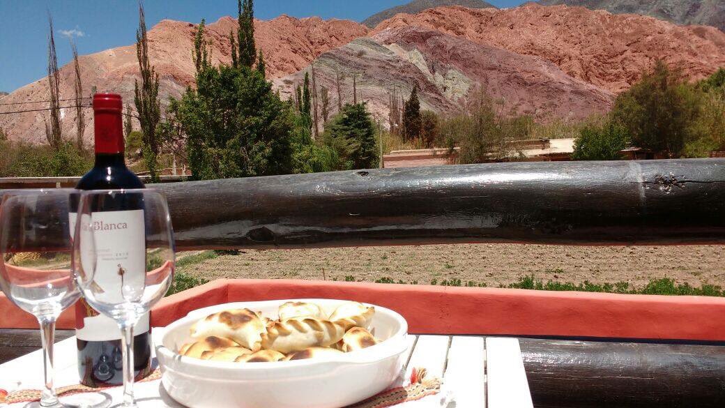 Para muchos, este es el momento IDEAL 🤗. ¿A quién le gustaría estar en #Purmamarca🌈 compartiendo unas riquísimas empanadas norteñas?
